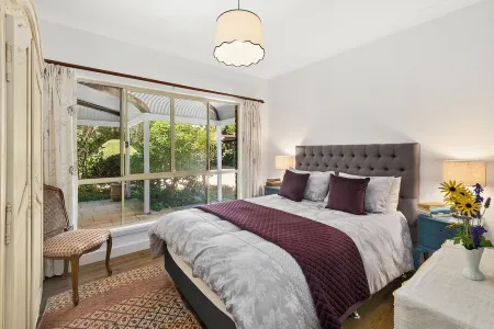 European-Inspired Country Home Walking Distance to Bundanoon Village Отели рядом с достопримечательностью «Spa at Solar Springs Health Retreat»