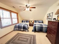 Cabin-Home Heat & AC, WiFi, Fireplace,Full Kitchen and much more