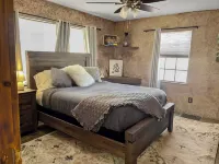 Cozy 3-bedroom beach front cabin quiet, cozy, getaway. Hotels in Stephens County