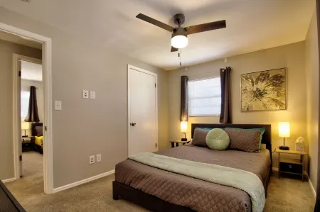 "Broken Arrow 3-Bedroom Retreat – Cozy, Family-Friendly with WiFi & AC