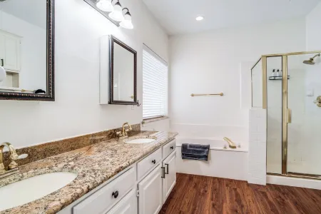 Fantastic 4 King Bed : Pool Table : Perfect Location Отели рядом с достопримечательностью «Парк Вивиан Старк Мак-Каллум»