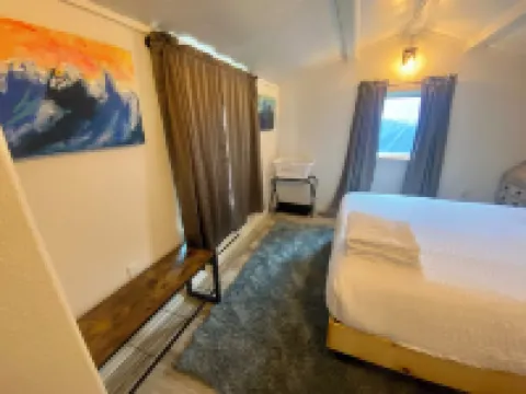 Cozy family- friendly in town house w/ a backyard, garden, BBQ, and a firepit.