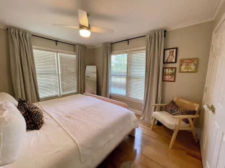 The Dreamhouse: Charming 2-story, 1-bedroom house in tranquil Sherman