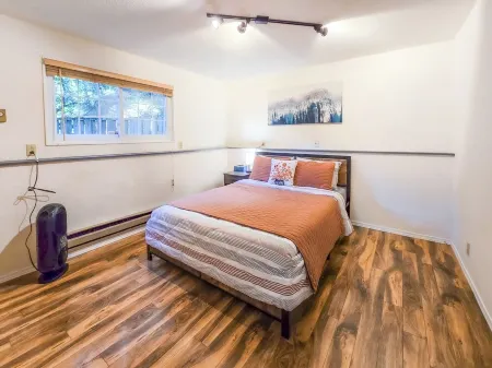 Private guest suite with Full kitchen & laundry Отели в г. Киркланд