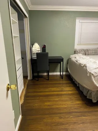 Charming 3-bedroom cottage in enchanting Citrus Heights with AC, WiFi Отели в г. Ситрес Хайтс