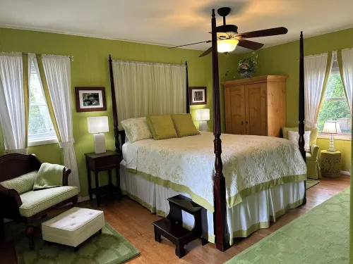 Grovemont Getaway - 3 bedroom, 2.5 bath beautifully updated historic home