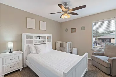 Spacious Family Home, sleeps 10 guests, plus Game Room! Hotels near Mosaic Church SA