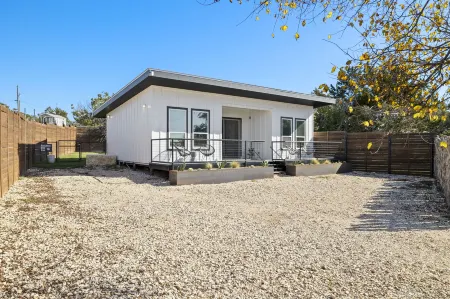 Leisure Escape in the TX Hill Country Отели рядом с достопримечательностью «Ian's Chapel at Camp Lucy»