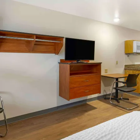 Extended Stay America Select Suites - Cleveland - Airport