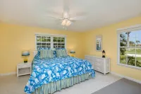 5 Minute Walk to Beach! Walk to Everything!