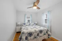 Clean, updated 2-bedroom home, 5 min walk to beach, pets ok, onsite parking! - Boutique