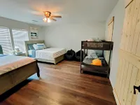 Cozy lake side villa for family getaway. Pet-friendly