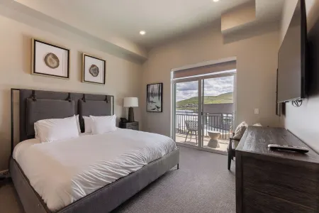 2 Bedroom/2 Bathroom Condo with Pool, hot tub, sauna/steam and Views!