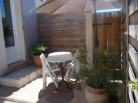 Charming studio, quiet, patio, 2-4p