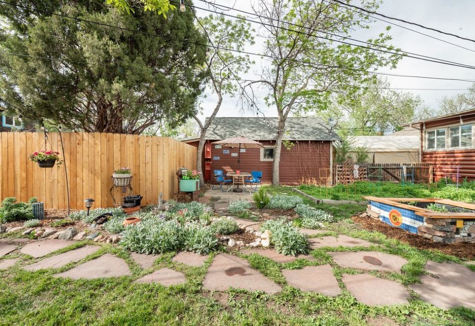Beautiful Garden Cottage in the Heart of Downtown: Angebote ...