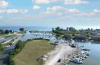 Waterfront Cozy 1 Bedroom Condo on the inlet to Lake Erie boat dock steps away.