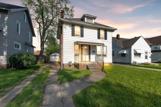 NEWLY REMODLED 3BD Home Walk To ProMedica Hospital