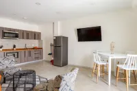 Bushiri's Long Life Building-2BD/1BA APT-Sleeps 4