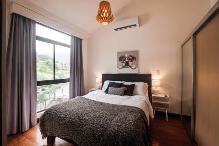 Chic 2-bedroom apartment with WiFi, balcony with mountain views pool in Río Oro