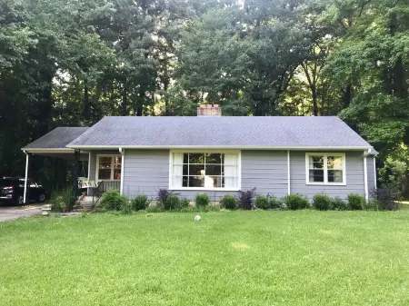 Wonderful house close to the historic square and the Ole Miss campus. Отели рядом с достопримечательностью «Парк Ламар»