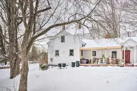 1860 6 Bedroom Farmhouse with Hot Tub Close to Sunday River Các khách sạn ở Rumford