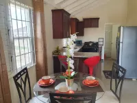 Cozy retreat pool access super close to the Town. Entire home available to you! Các khách sạn ở Old Harbour