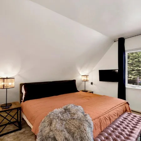 Nine Pines Outpost: Pet Friendly, Hot Tub, Game Room, w/ Private Treetop Escape.