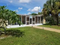 Sunny Apartments a block from Warm Mineral Springs