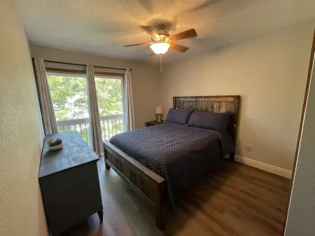 Eagles Nest - 3 Bedroom home with private dock - no wake cove