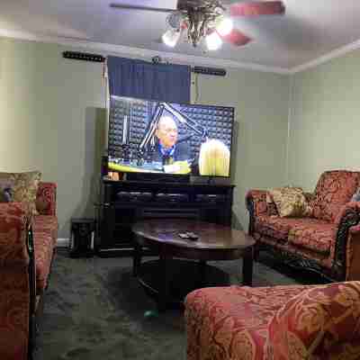 Three bedroom 5 minutes to state university & town,  10 min to baptist hospital Others