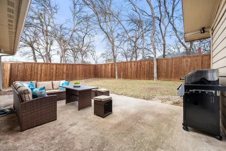 Euless Oasis: 3 bed/3.5 bath home near DFW Airport