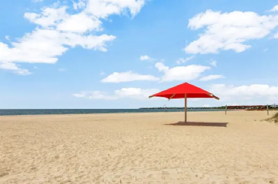 Stay with Us! Beach Fun for Family, Friends, & Pets Welcome! Free Pass Included!