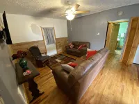 Cozy little cottage right in the friendly town of Damascus.