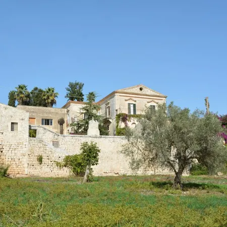 Dimora siciliana, giardino, piscina, wi-fi gratuito,orto biologico