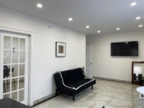 Bright & refreshing Port Credit apartment - 4 mins to the lake!