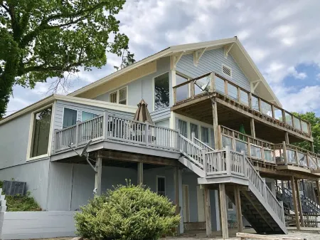 The Overlook at Lake Hamilton - Contemporary Design, Private Deck & Boat Slip!