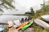LAKEFRONT COTTAGE WITH GREAT VIEWS, FULL KITCHEN, & STARLINK Wi-Fi Отели в г. Unorganized Division No. 1