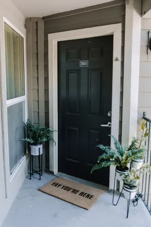 Cozy  apartment with hot tub/pool only minutes from canyons!