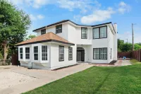 Modern 5 BR Sleeps 16 with Pool, Spa, Air Hockey, BBQ & Games Near Downtown! Hotels near Walmart Supercenter