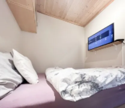 * CENTRAl * COZY * KiNG BED *