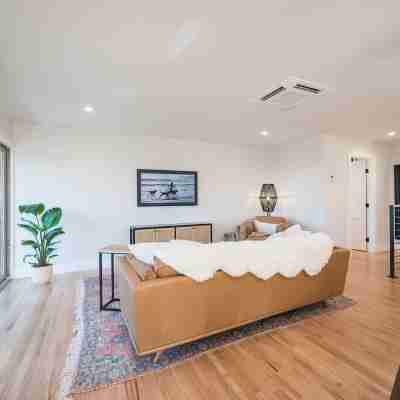 Mid-Century Retreat Overlooking the Pines & Pacific Rooms