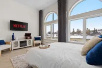 Upscale Historic Loft | TOP FLOOR | Downtown | Free Parking