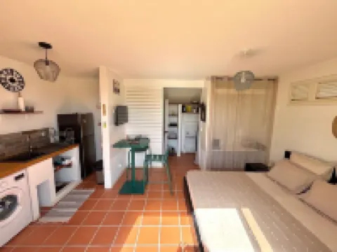 Cosy studio overlooking the rock, 5 minutes from the beach on foot