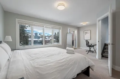 Downtown Luxury with Amazing Kitchen & jetted tub! Hotels in Southwest Calgary