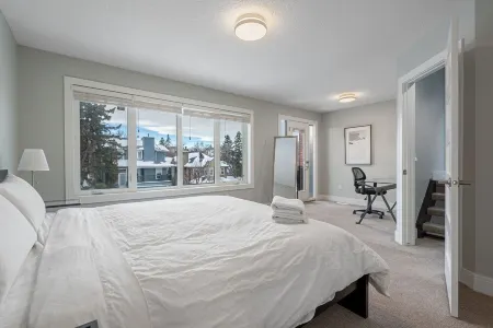 Downtown Luxury with Amazing Kitchen & jetted tub! Отели рядом с достопримечательностью «Калгари-Тауэр»