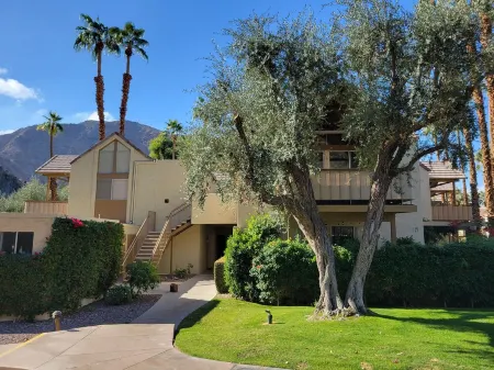 Peaceful Desert Studio Condo near La Quinta & Palm Desert.  Tons to do!