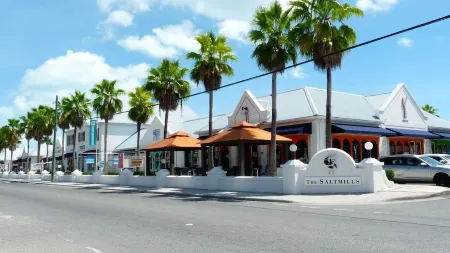 3 minutes to the beach! 1 Bedroom Condo near shopping and Dining Отели рядом с достопримечательностью «Turks and Caicos Map Mural»