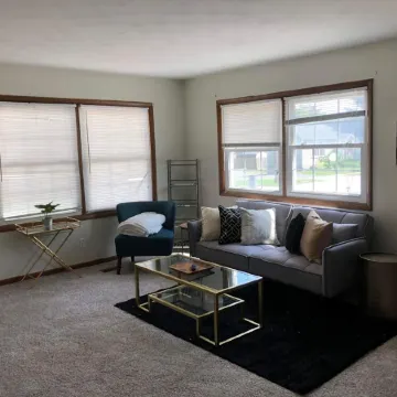 Spacious 2-Bedroom Apartment - Close To It All!