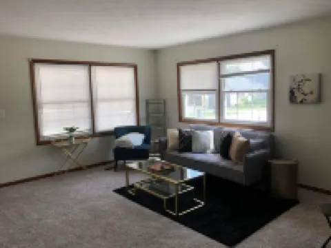 Spacious 2-Bedroom Apartment - Close To It All!