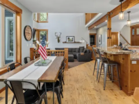 Family Fun Getaway w/Pool, Private Hot Tub, Games & BBQ! Hotels in Ronald
